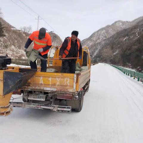 天寒地冻，人暖雪融——蓝田公路人在行动！