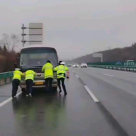 大巴车高速路遇故障 高速公路交警大队玉华中队安全转移19名乘客