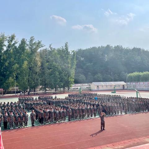 军训磨砺展风采，英姿飒爽向未来——鲁山县江河高级中学高一新生军训考核暨总结表彰大会