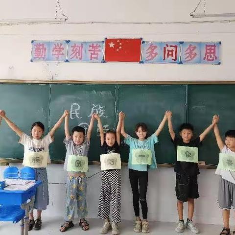 高举中华民族大团结旗帜