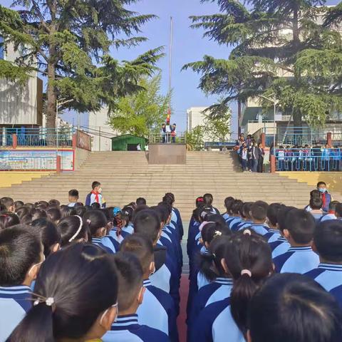 【全环境立德树人】新泰市汶城实验小学“宜居靓家园 健康新生活”周一升旗仪式