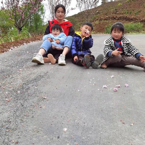 竹山县何家湾村童伴之家—— 清明节主题活动