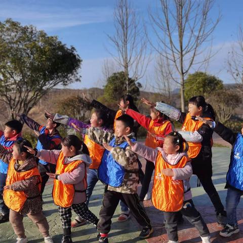 何家湾村童伴之家开展，亲近自然 “毅”起成长 、徒步毅力行户外主题活动