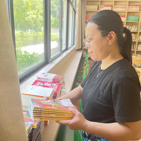 中山华附小学校区开展“扫黄打非”图书清查工作