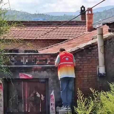 宁武县栖凤社区网格员宫海平老旧房屋安全隐患排查