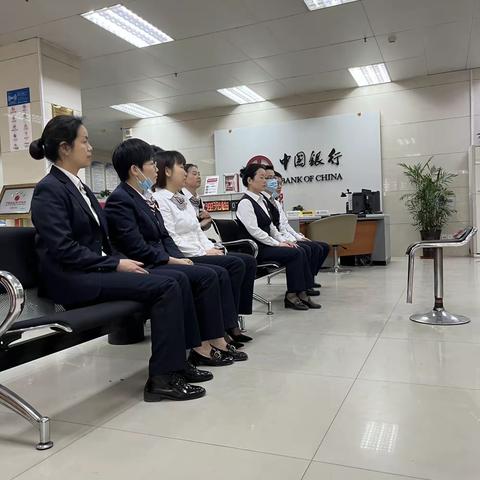 劳动支行观看专题片《生命重于泰山》