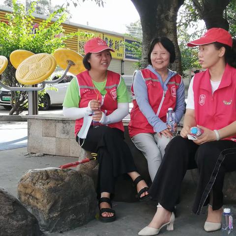 用爱铸成了一道坪地最美的风景线：骄阳如火下的义工交通劝导员