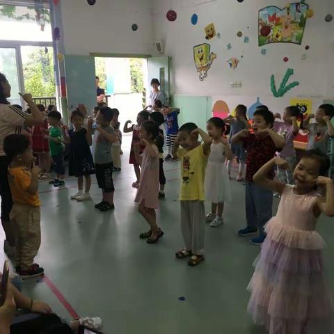 东风阳光城幼儿园中一班的学期汇报活动