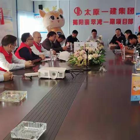 建行揭阳市分行联合人民银行揭阳中心支行走进宏和“翡翠湾”项目部开展储蓄国债宣传活动