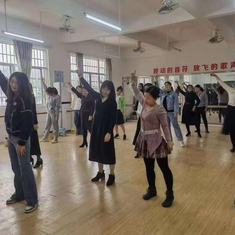 “春晖拾趣三月八，芳菲悦动巾帼花”——连州镇半岭小学三八妇女节活动