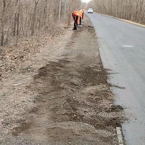 阿旗公路管护和运输保障中心大力开展农村公路路肩整修工作