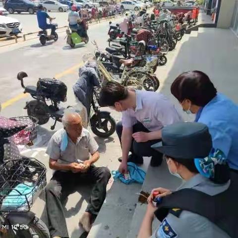 老人行动遇不便，银行服务暖人心