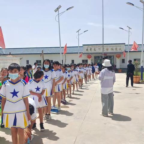 【疏勒县英尔力克乡中心小学】——“爱心暖夕阳，走进敬老院”主题党日活动