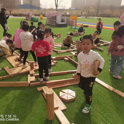 人和街道中心幼儿园——中三班自主游戏之户外搭建