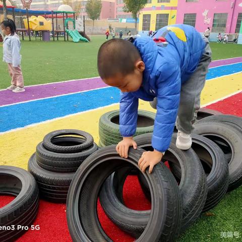 人和中心幼儿园大三班户外自主游戏 《花样轮胎滚筒》