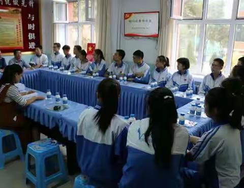 助力中考，党员教师在行动——七年级党小组开展慰问九年级优秀学生活动