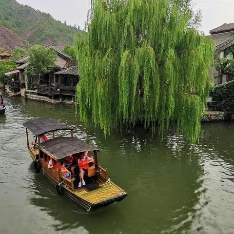 古北水镇位于北京市密云区，是一个值得去玩的地方。