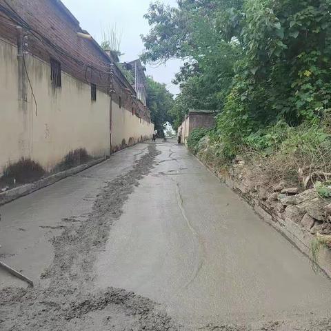 我为群众办实事  道路维修解民忧