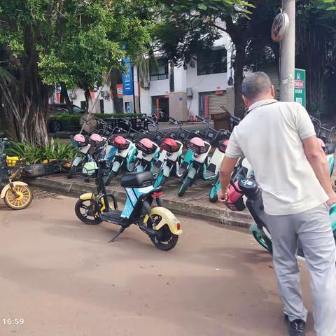 临高县应急服务中心开展台风“泰利”过后“清洁家园”志愿服务活动。