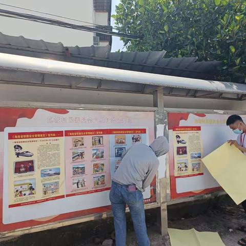 抱坡村开展知路爱路护路共建平安铁路宣传及检查铁路沿线环境安全工作