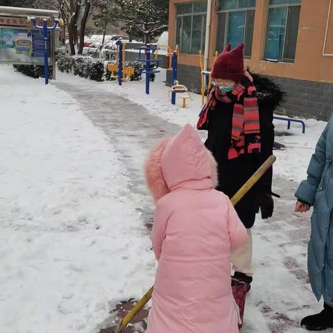 “扫雪我先行”—中监所社区组织青少年开展扫雪铲冰活动