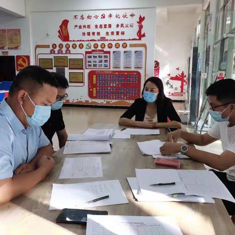 区政府副区长邢红斌带领区人社局工作人员入村督导社会保险基金管理风险防控暨城乡居民养老保险全民参保工作