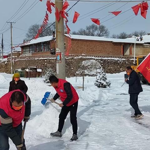 龙关镇全民总动员持续开展随下随清 铲雪除冰活动