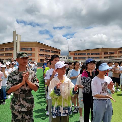 军训展豪情 青春致风采