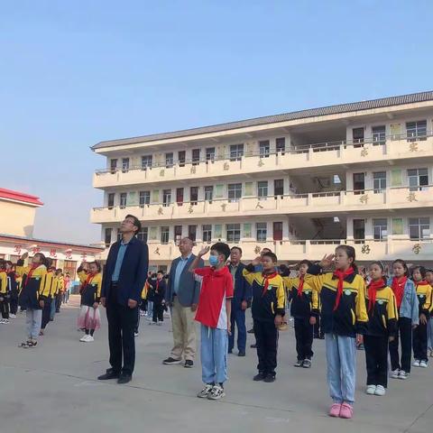 养成良好习惯 争做文明学生暨喜迎国庆 祝福祖国--记寨河完小第四周主题升旗仪式