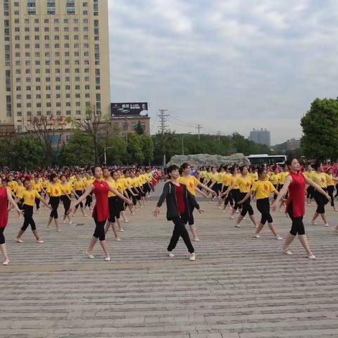 祖国华诞共庆贺，红枫师生展风采