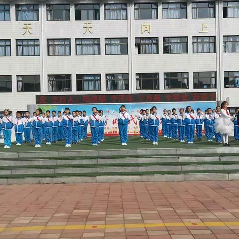 “重阳常思祖宗恩，孝老爱亲美德传”中心附小四一中队主题升旗仪式