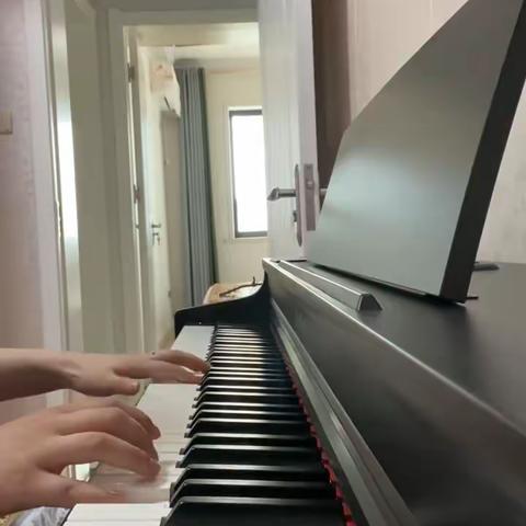 演奏一个乐器