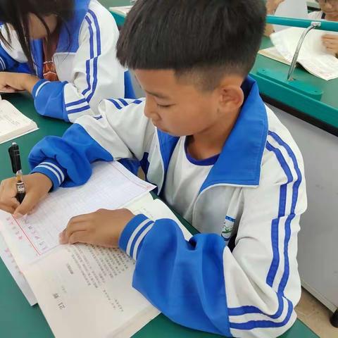 瓦马民族中学2022年“欢度国庆，喜迎二十大”书法绘画比赛