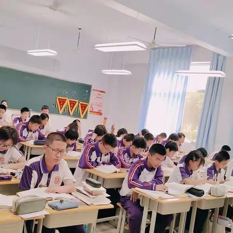 驻校办公促家校共育---高新区中学七年级3班驻校纪实