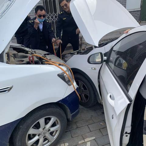 城管变身“修车工” 助人为乐品尚高——曲阜城管大雾天气帮助群众修车获称赞