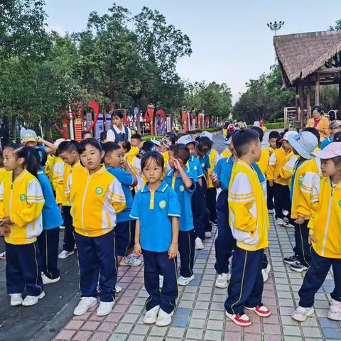 芒市第五小学一年级72班，芒市广场秋游实践活动