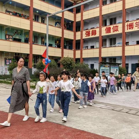 礼润童年，立德成长—草堰小学开学典礼暨一年级新生入学仪式