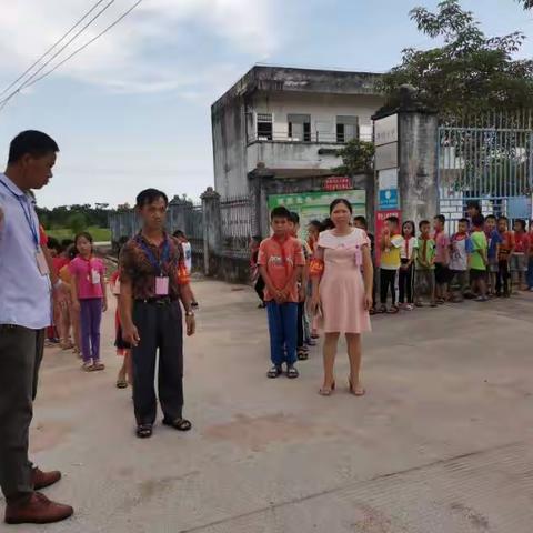 羊角镇黎明小学志愿者服务队为学生安全离校保驾护航！