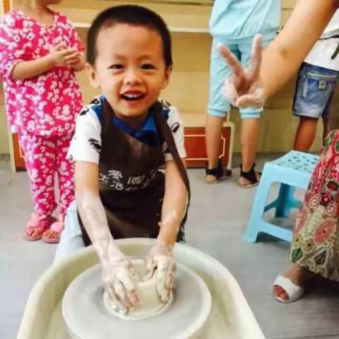 爱陶艺是一家集拉坯，捏制，注浆，彩绘，上釉，烧制于一体的专业陶吧。本馆承接各类亲子活动，暖场活动，团建，陶艺教学等。