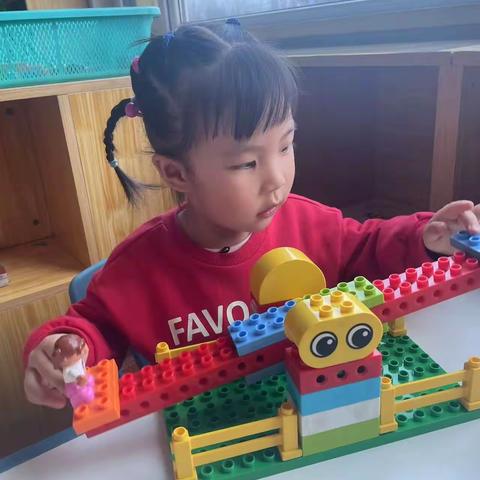 爱上幼儿园 ，快乐＂美＂一天。