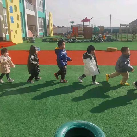 垦利街道中心幼儿园小班特色户外体育活动——环保小卫士