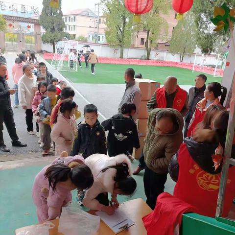 “爱心传送 情满莲城”升坊镇沙屋村关爱困境儿童活动