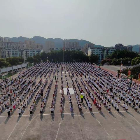 水富市博爱小学携手水富市交警大队举行交通安全知识宣讲活动