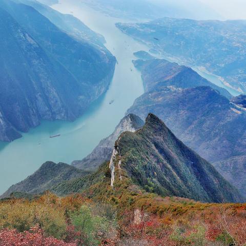 徒步三峡之巅看红叶丨烤鱼和盬（gu）子鸡美食之行（二）一江碧水·两岸红叶·三峡之巅