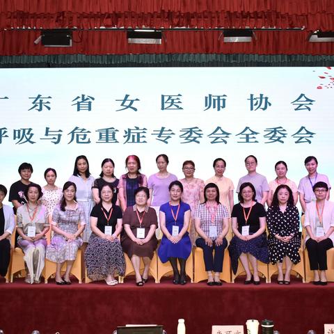 值夏荷玉立，享德艺双馨