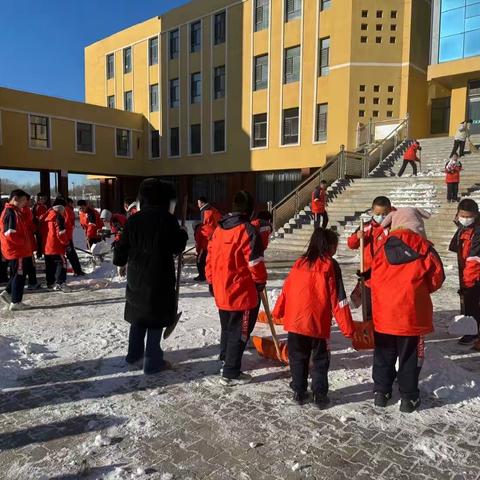 内蒙古师范大学附属第三中学“双减”之下的劳动教育——劳动教育促“双减” 铲冰除雪暖校园