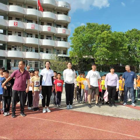 激情飞扬活力现，师生绿茵赛场展风采——新兴县里洞镇中心小学足球文化节之师生技巧大赛