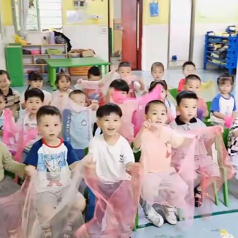 阳光幼儿园小班第19周生活回顾