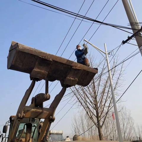 东孙庄村 维修路灯添光明 安全出行暖人心