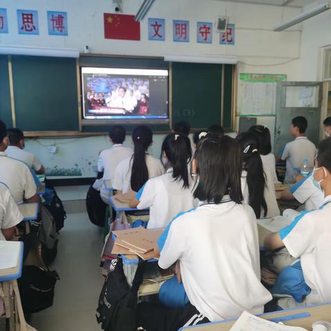 “铸牢中华民族共同体意识,同上一堂民族团结进步教育思政课”尉犁县第一中学组织开展大课堂活动